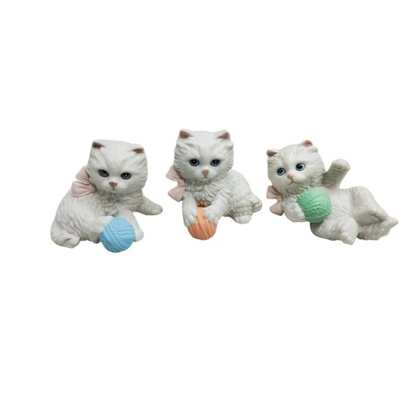 Vintage Homco #1410 White Fluffy Persian Kittens playing with balls of yarn set - Picture 1 of 4